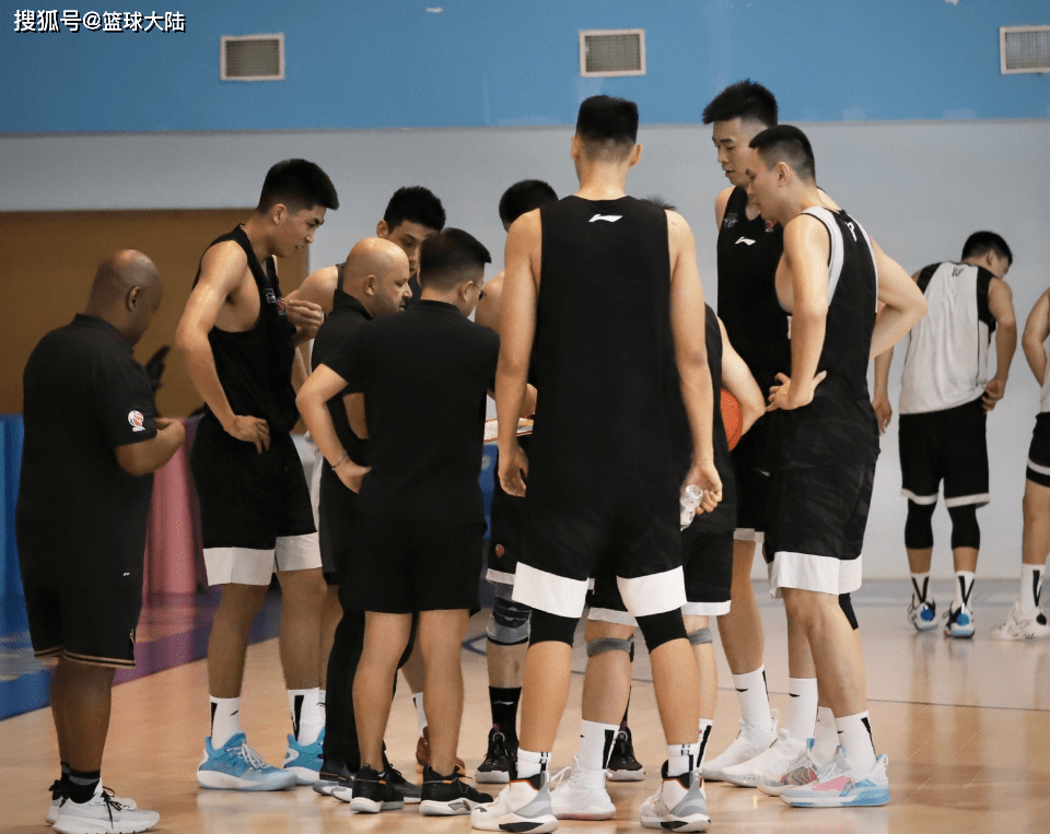  棒球锦标赛焦点战：陇右天狼队大胜姑苏白虎队，外线火力全开。更衣室氛围正向