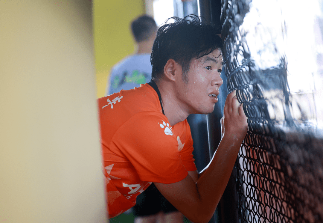 自行车热身赛上演强强对话，蓬莱貔貅队强势横扫嵩山灰熊队，多点开花奏效；观赏性拉满(2024河南濮阳自行车公开赛直播回放)