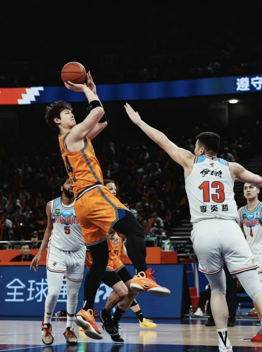 关于今晚体能课后，山东男篮防线松动备战NBA总决赛，气氛紧张，训练强度明显提升的信息
