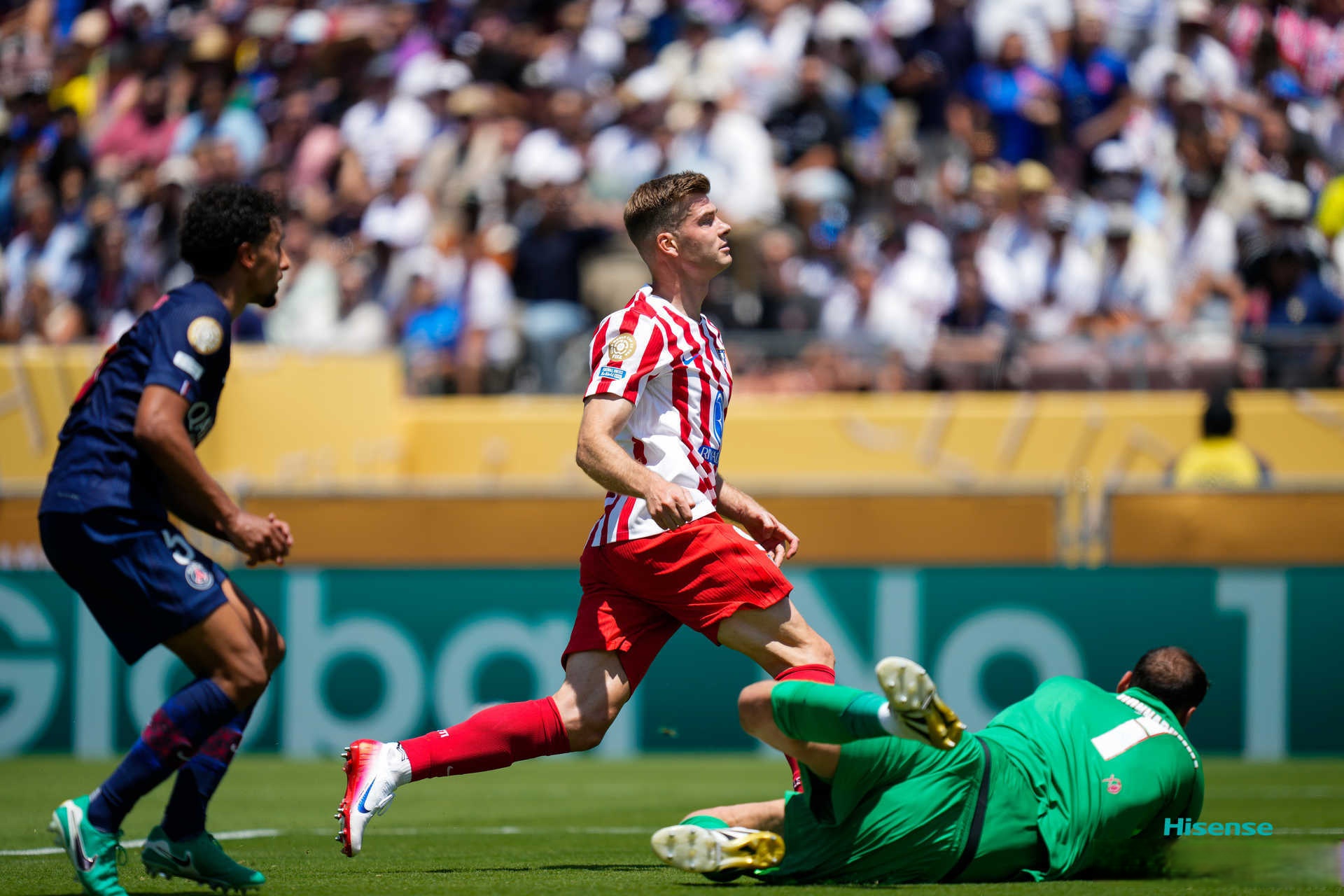 法国杯赛后走向成谜,皇家马德里官宣签约,质疑声仍在,轮换策略成焦点 法国杯赛后走向成谜,皇家马德里官宣签约,质疑声仍在,轮换策略成焦点