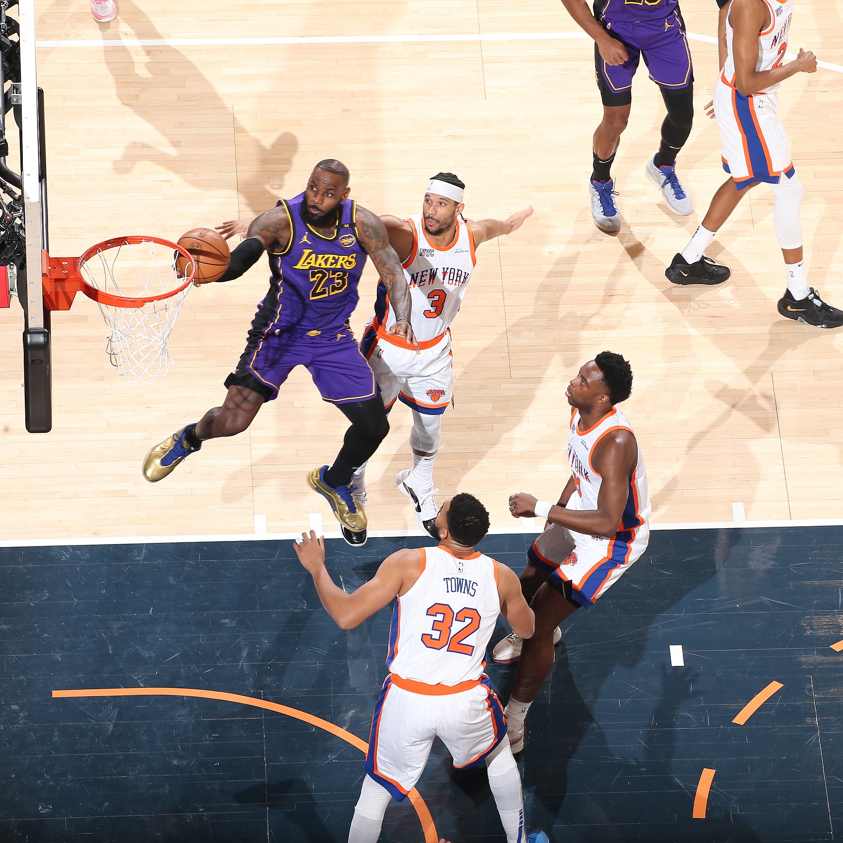 包含詹姆斯巅峰对决，Faker与50激战湖人分钟，惊险取胜胜负难料！的词条